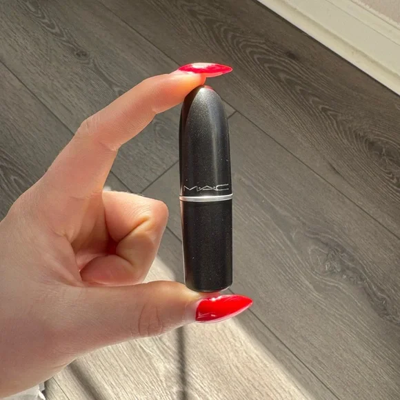 MAC Cosmetics Matte Lipstick in shade 605 Honeylove - Picture 3 of 8